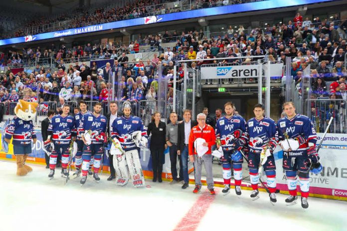 v.l. Chad Kolasik (US-Nationalspieler), Sinan Akdag, Matthias Plachta, Matthias Binder(Geschäftsführer Adler Mannheim), Dennis Endras, Anja Siegert, Thomas Beck (beide Team Pyeonchang), Jürgen Däuber, Henkel AG, Hanns-Michael Hölz (OSP-Präsident), Marcus Kink, Marcel Goc und David Wolf. (Foto: AS-Sportfoto / Sörli Binder)