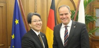 Oberbürgermeister Prof. Dr. Eckart Würzner (rechts) traf den japanischen Generalkonsul Tetsuya Kimura zum Gespräch im Rathaus. (Foto: Stadt Heidelberg)