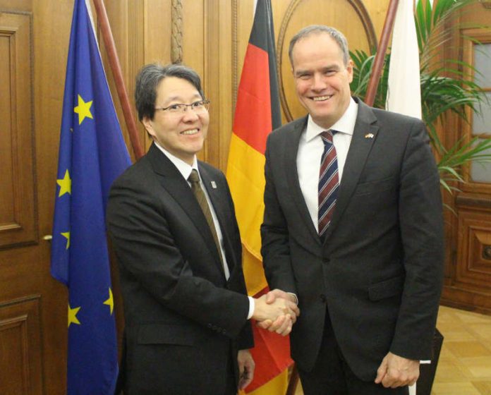 Oberbürgermeister Prof. Dr. Eckart Würzner (rechts) traf den japanischen Generalkonsul Tetsuya Kimura zum Gespräch im Rathaus. (Foto: Stadt Heidelberg)