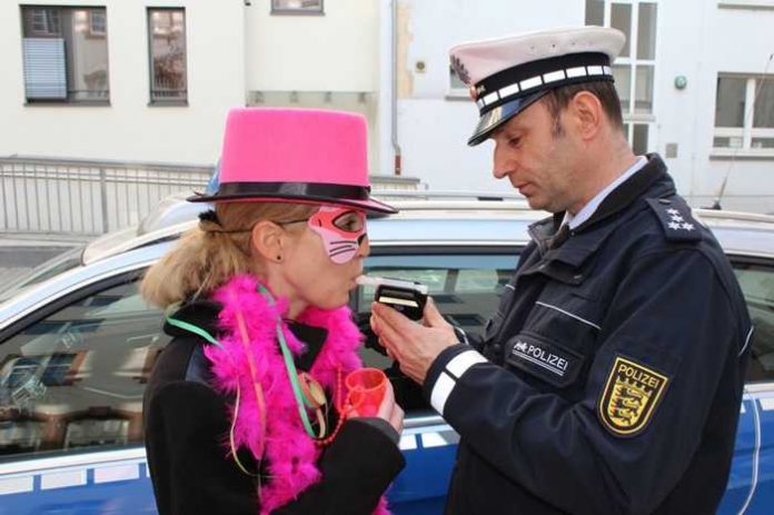 Symbolbild, Fasching, Alkoholkontrolle