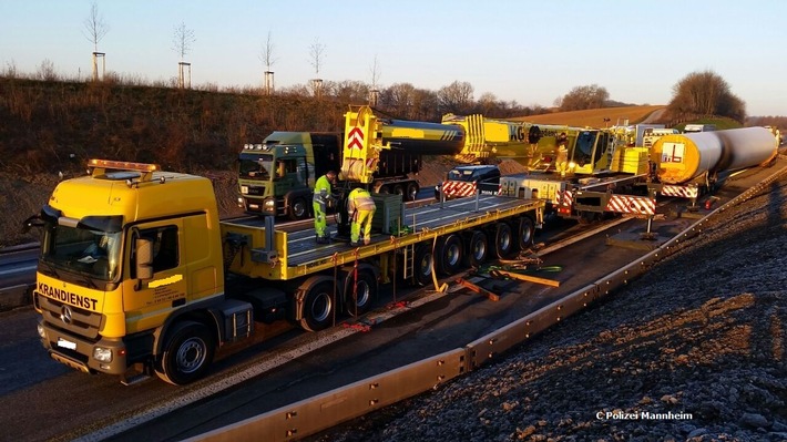 A6, Kran im Einsatz