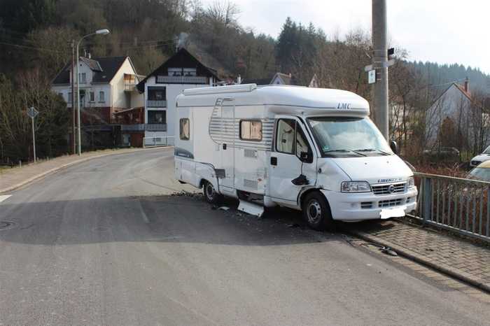 Der LKW übersah das Wohnmobil. Der Fahrer wich aus und krachte gegen das Brückengeländer