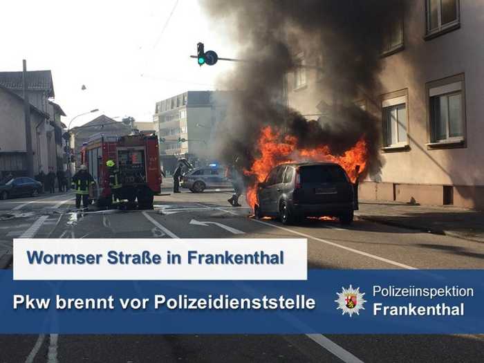 PKW brennt direkt vor der Polizeiwache