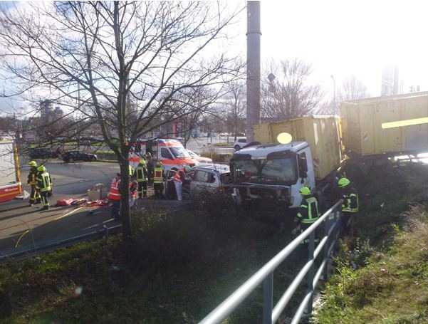 Schwerer Verkehrsunfall durch Missachtung von Rotlichts