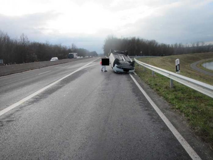 PKW auf Dach zum Liegen gekommen