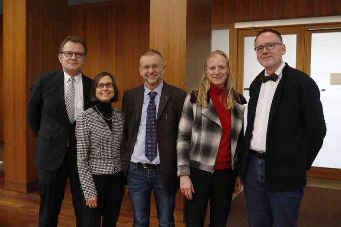 Neues Präsidialteam der Goethe-Universität (v.l.n.r.): Manfred Schubert-Zsilavecz, Simone Fulda, Rolf van Dick, Unipräsidentin Birgitta Wolff, Roger Erb (Foto: Lecher/Goethe-Uni)