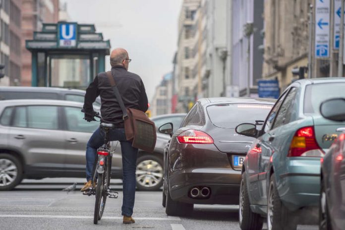 Vor allem im Stadtverkehr: Weg vom Auto, hin zum Fahrrad – das fordert der ADFC Rheinland-Pfalz als langfristige Strategie. (Foto: ADFC/Gerhard Westrich) Vor allem im Stadtverkehr: Weg vom Auto, hin zum Fahrrad – das fordert der ADFC Rheinland-Pfalz als langfristige Strategie. (Foto: ADFC/Gerhard Westrich)
