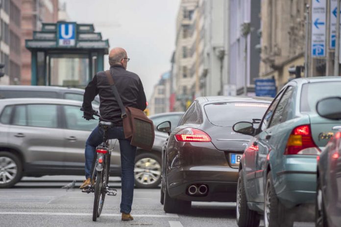 Vor allem im Stadtverkehr: Weg vom Auto, hin zum Fahrrad – das fordert der ADFC Rheinland-Pfalz als langfristige Strategie. (Foto: ADFC/Gerhard Westrich)