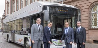 Mit dem E-Bus Richtung Zukunft: Die Pläne rund um den „Masterplan nachhaltige Mobilität“ präsentierten am Mittwoch, 31. Januar 2018 in Heidelberg (v. l.): Dr. Peter Kurz (Mannheim), Martin in der Beek, Technischer Geschäftsführer der Rhein-Neckar-Verkehr GmbH (rnv), Prof. Dr. Eckart Würzner (Heidelberg) und Klaus Dillinger, Bau- und Umweltdezernent der Stadt Ludwigshafen. (Foto: Philipp Rothe)
