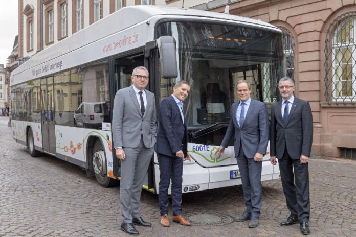 Mit dem E-Bus Richtung Zukunft: Die Pläne rund um den „Masterplan nachhaltige Mobilität“ präsentierten am Mittwoch, 31. Januar 2018 in Heidelberg (v. l.): Dr. Peter Kurz (Mannheim), Martin in der Beek, Technischer Geschäftsführer der Rhein-Neckar-Verkehr GmbH (rnv), Prof. Dr. Eckart Würzner (Heidelberg) und Klaus Dillinger, Bau- und Umweltdezernent der Stadt Ludwigshafen. (Foto: Philipp Rothe)