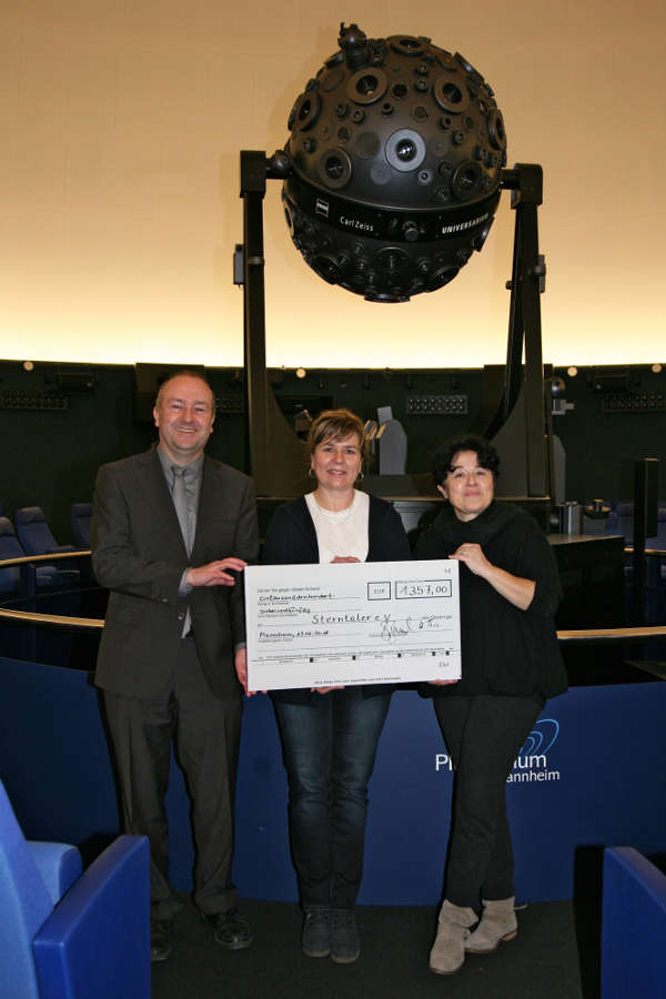 Übergabe des Spendenschecks an den Verein Kinderhospiz Sterntaler e.V., v.l.n.r.: Dr. Christian Theis, Anke Rauh, Barbara Zechel (Foto: Planetarium Mannheim)