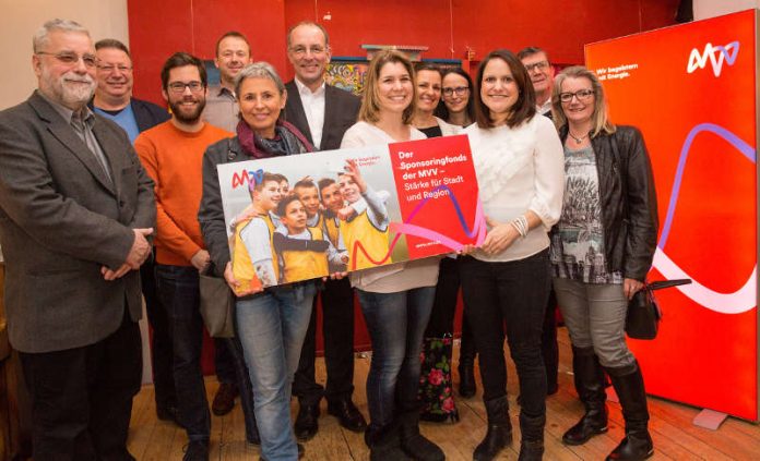 MVV-Vertriebsvorstand Ralf Klöpfer (Mitte) dankte den Vertreterinnen und Vertretern der unterstützten Projekte. (Foto: MVV Pressebild)