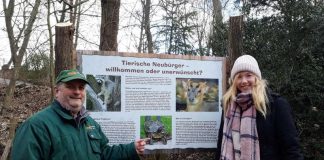 Landaus Zoodirektor Dr. Jens-Ove Heckel örtert an einer Infotafel im Zoo Landau mit MdL Nina Klinkel die Herausforderungen durch die EU-Invasivarten-Verordnung. (Foto: Zoo Landau)