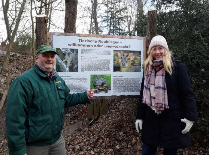 Landaus Zoodirektor Dr. Jens-Ove Heckel örtert an einer Infotafel im Zoo Landau mit MdL Nina Klinkel die Herausforderungen durch die EU-Invasivarten-Verordnung. (Foto: Zoo Landau)