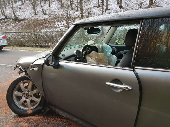 Der beschädigte PKW (Foto: Presseteam der Feuerwehr VG Lambrecht) Der beschädigte PKW (Foto: Presseteam der Feuerwehr VG Lambrecht)