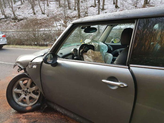 Der beschädigte PKW (Foto: Presseteam der Feuerwehr VG Lambrecht)