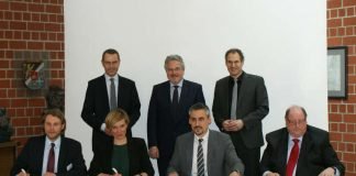 Unterzeichnung der Kooperationsvereinbarung zur grenzüberschreitenden Notfallversorgung im Bereich Südliche Weinstraße und Outre Fôret im Kreishaus: (sitzend v.l.n.r.) Geschäftsführer der Klinikum LD-SÜW GmbH Dr. Guido Gehendges, Direktorin der regionalen Gesundheitsbehörde Elsass Adeline Jenner, Direktor des Centre Hospitalier Intercommunal de la Lauter Wissembourg und des Centre Hospitalier de Haguenau Mathieu Rocher, Geschäftsführer der DRK Rettungsdienst Südpfalz GmbH Bernd Fischer, (stehend v.l.n.r.) Bürgermeister der Stadt Landau Dr. Maximilian Ingenthron, Bürgermeister der Stadt Wissembourg Christian Gliech und Landrat des Landkreises SÜW Dietmar Seefeldt. (Foto: Kreisverwaltung Südliche Weinstraße)