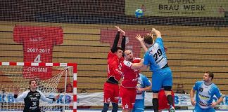 Patrik Hruscak bei einer Abwehraktion gegen Marian Orlowski (TVB 1898 Stuttgart) (Foto: Harry Reis).