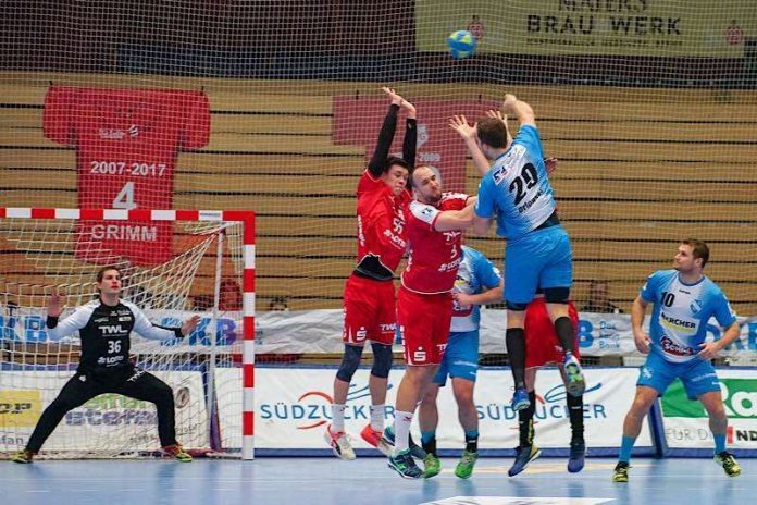 Patrik Hruscak bei einer Abwehraktion gegen Marian Orlowski (TVB 1898 Stuttgart) (Foto: Harry Reis). Patrik Hruscak bei einer Abwehraktion gegen Marian Orlowski (TVB 1898 Stuttgart) (Foto: Harry Reis).