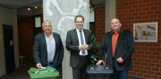 Der stellvertretende Werkleiter des Eigenbetriebs WertstoffWirtschaft Rolf Kiefer (re.) und Sachbearbeiter Rolf Mäckel (li.) informieren  Landrat Dietmar Seefeldt über das neue Chip-System. (Foto: Kreisverwaltung Bad Dürkheim)