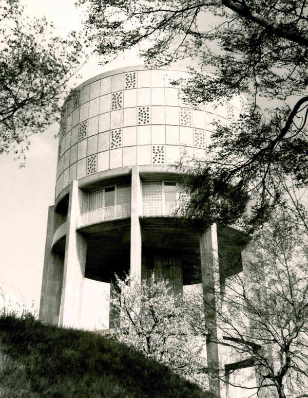 Die Sonderausstellung „Wasserturm Quo Vadis“ im Forum Alte Post beschäftigt sich mit der Geschichte und Zukunft des markanten Baudenkmals im Pirmasenser Ortsteil Fehrbach. (Foto: Sammlung Stadtarchiv)