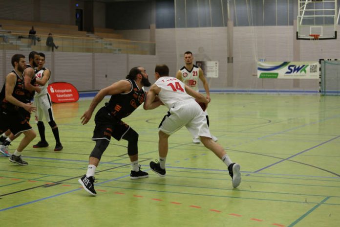 Kapitän Thomas Erb (14) musste an diesem Spieltag frühzeitig foulbelastet vom Feld. (Foto: Michael Schmitt)