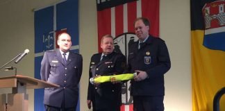 v.l.: André Luipold, Vizepräsident des Landesfeuerwehrverbandes Rheinland-Pfalz, Hans-Georg Balthasar, Vorsitzender des Regional-Feuerwehrverbandes Vorderpfalz und Kai Hammann, Wehrführer der Altdorfer Feuerwehr (Foto: Ivonne Trauth)