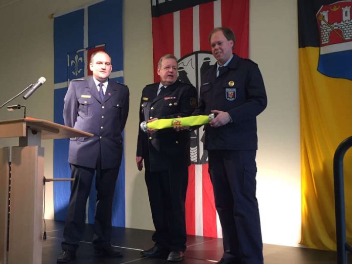 v.l.: André Luipold, Vizepräsident des Landesfeuerwehrverbandes Rheinland-Pfalz, Hans-Georg Balthasar, Vorsitzender des Regional-Feuerwehrverbandes Vorderpfalz und Kai Hammann, Wehrführer der Altdorfer Feuerwehr (Foto: Ivonne Trauth)