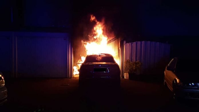 Der PKW stand in Vollbrand (Foto: Presseteam der Feuerwehr VG Lambrecht)