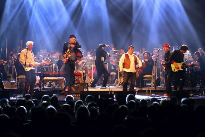 Die Freddy Wonder Combo aus Heidelberg und das Orchester der Frankfurter Sinfoniker machten sich vor ausverkauften Rängen auf eine musikalische Reise durch die Pop- und Rockmusik der letzten Jahrzehnte (Foto: Dorothea Lenhardt/SSG-Pressebild)