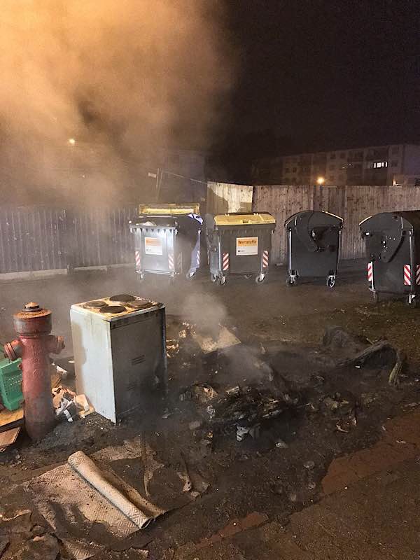 Mülltonnenbrand (Foto: Feuerwehr Darmstadt) Mülltonnenbrand (Foto: Feuerwehr Darmstadt)