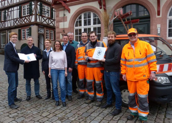 Projektleiter Tobias Vaerst (wer|denkt|was) übergibt die Auszeichnung zur Saubermacherstadt 2017 an Bürgermeister Rainer Burelbach und Erste Stadträtin Christine Bender (4.v.l.) (Foto: Stadt Heppenheim)