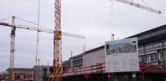 Schon weit fortgeschritten sind die Rohbauarbeiten am ersten Neubauabschnitt des Beruflichen Bildungszentrums Ettlingen. (Foto: Landratsamt Karlsruhe)