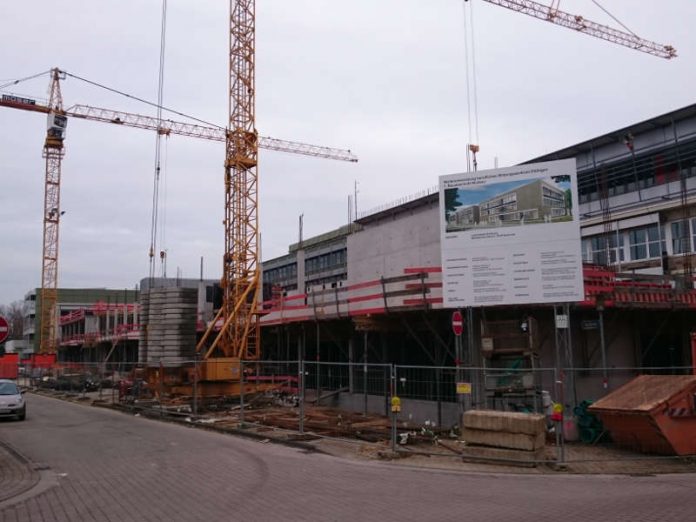 Schon weit fortgeschritten sind die Rohbauarbeiten am ersten Neubauabschnitt des Beruflichen Bildungszentrums Ettlingen. (Foto: Landratsamt Karlsruhe)