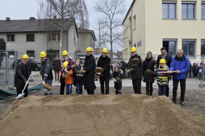 Gemeinsamer Spatenstich – mit Landrat Christian Engelhardt (7. v. rechts) und Einhausens Bürgermeister Helmut Glanzner (8. v. rechts). (Foto: Kreis Bergstraße)