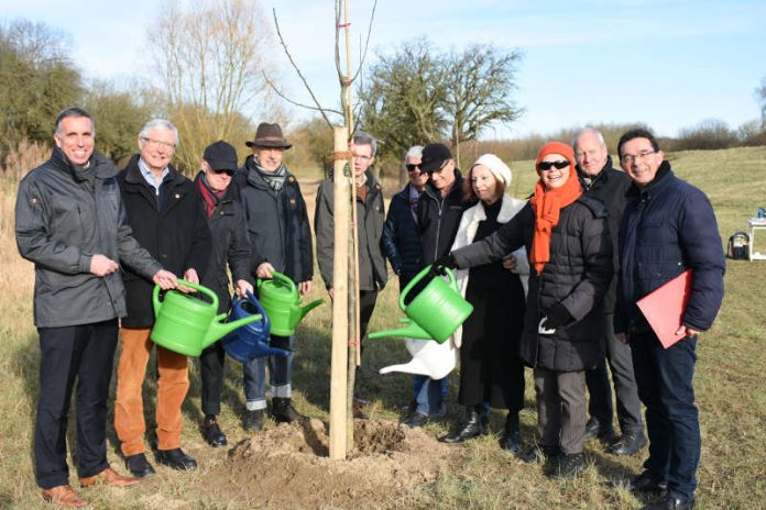 Dank einer Spende des Rotary Club Worms konnte die einzige Birnbaum-Allee im Stadtgebiet erhalten werden. Beigeordneter Uwe Franz (li.) und Rotary Club Worms-Präsident Prof. Dr. Hartmut Bindewald (2.v.li.) beim symbolischen Angießen der frisch gepflanzten Bäume mit Mitgliedern des Rotary Club und Dieter Rauh (re.) von der städtischen Grünflächenabteilung. (Foto: Stadtverwaltung Worms)