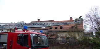 Löscharbeiten im Außenangriff (Foto: Feuerwehr Neustadt)