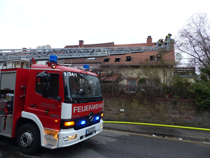 Löscharbeiten im Außenangriff (Foto: Feuerwehr Neustadt)