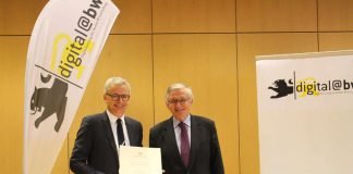 Landrat Dr. Christoph Schnaudigel (links) erhält von Ministerialdirektor Julian Würtenberger den Förderbescheid. (Foto: Landratsamt Karlsruhe)
