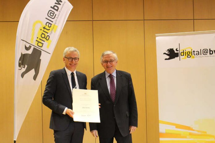 Landrat Dr. Christoph Schnaudigel (links) erhält von Ministerialdirektor Julian Würtenberger den Förderbescheid. (Foto: Landratsamt Karlsruhe)