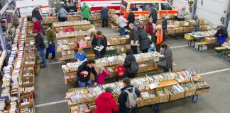 Bei der Buchmesse des DRK Arheilgen kann man in Bü- chern schmökern oder bei Kaffee und Kuchen nette Ge- spräche führen. (Foto: Erik O. Martin / DRK)