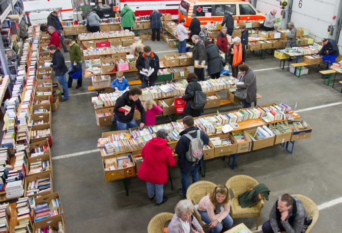 Bei der Buchmesse des DRK Arheilgen kann man in Bü- chern schmökern oder bei Kaffee und Kuchen nette Ge- spräche führen. (Foto: Erik O. Martin / DRK)