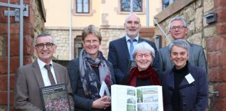 Gerhard Seebald, Dr. Roswitha Kaiser, Christoph Kraus, Dr. Ingrid Westerhoff, Dieter Krienke und Dr. Alexandra Fink (v.l.) präsentieren den neu erschienenen Teilband der Denkmaltopographie für den Landkreis Alzey-Worms. (Foto: Simone Stier)