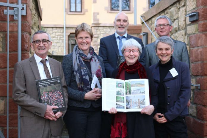 Gerhard Seebald, Dr. Roswitha Kaiser, Christoph Kraus, Dr. Ingrid Westerhoff, Dieter Krienke und Dr. Alexandra Fink (v.l.) präsentieren den neu erschienenen Teilband der Denkmaltopographie für den Landkreis Alzey-Worms. (Foto: Simone Stier)