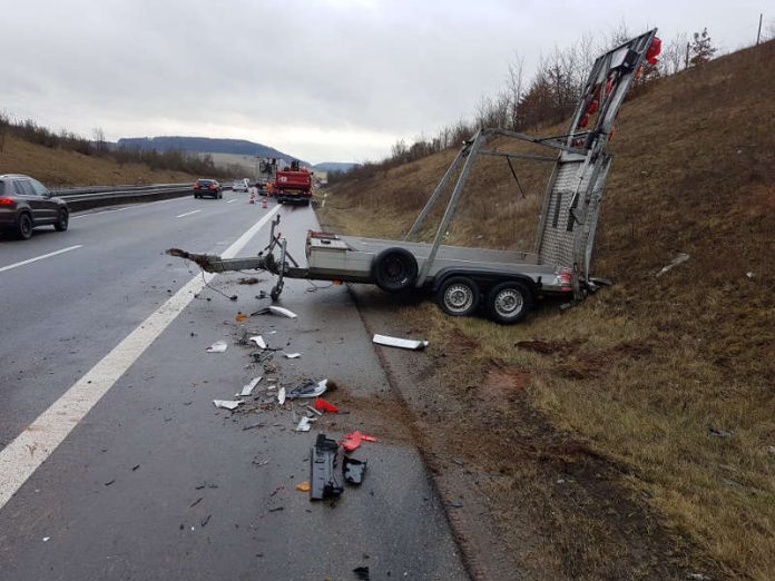 Der beschädigte Anhänger (Foto: Polizei RLP)