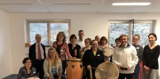 In der Mitte Dr. Alexandra Mihm, daneben der Vorsitzende Karl G. Dotter inmitten der neuen Musikinstrumente (Foto: Klinikum Darmstadt)