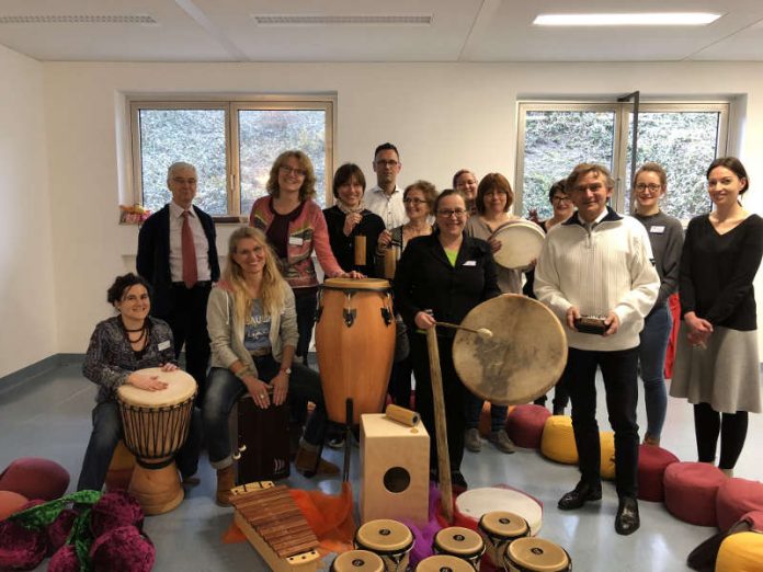In der Mitte Dr. Alexandra Mihm, daneben der Vorsitzende Karl G. Dotter inmitten der neuen Musikinstrumente (Foto: Klinikum Darmstadt)
