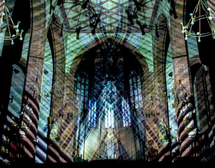 Ein Projekt von Ingo Bracke (Lichtkunst) und Peter Reulein (Orgel) (Quelle: Edda Dietrich, ESWERDELICH:T, Luminale 2018)
