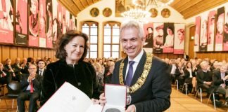 OB Peter Feldmann zeichnet Gabriele Eick mit der Ehrenplakette aus (Foto: Stadt Frankfurt / Stefanie Kösling)