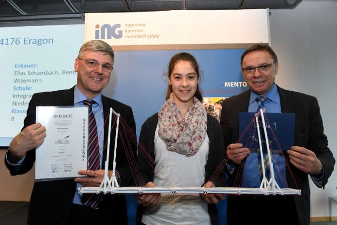 Kammervizepräsident Dr. Uwe Angnes (li.) und Bildungsstaatssekretär Hans Beckmann (re.) gratulieren Anna Gaedtke zum 9. Platz. (Foto: Ingenieurkammer Rheinland-Pfalz)